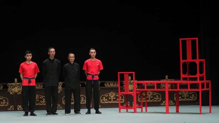 第四十集 三桌六椅