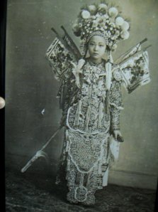 陳年古典照片由羅家英提供 